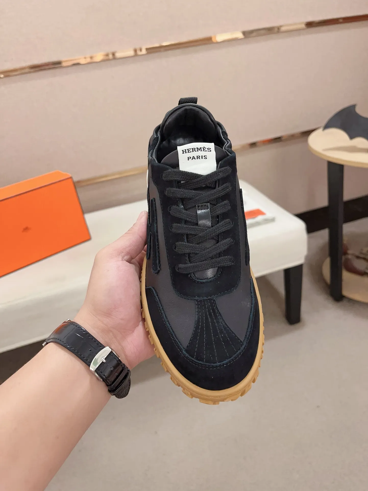 Men's men's shoes 💰: 720💰 Hermes top version # Couple style 💏 24ss casual sneakers Suede goatskin sneakers decorated with contrasting patterns and iconic "H" details, beautifully packaged at the delivery counter 🛍📦 Fabric: suede + cowhide Lining: mixed sheep lining Outsole: original TPU Bottom thickness: 2CM Size: 35-44